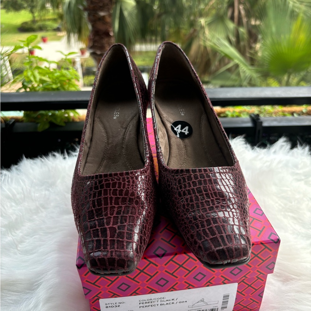 Aerosole heels. Very comfortable. Think they are called “heel rest”.8.5